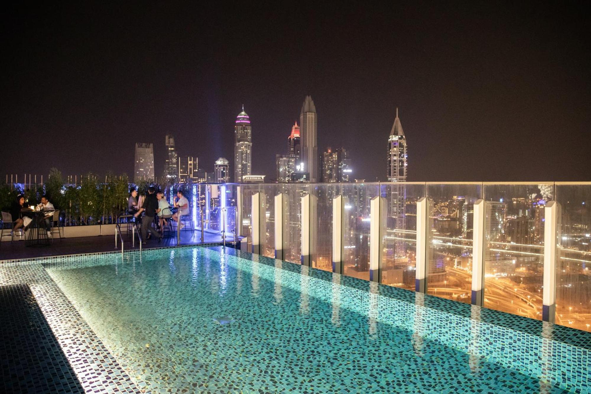 Taj Jumeirah Lakes Towers Hotel Dubai Exterior photo The rooftop pool at the hotel