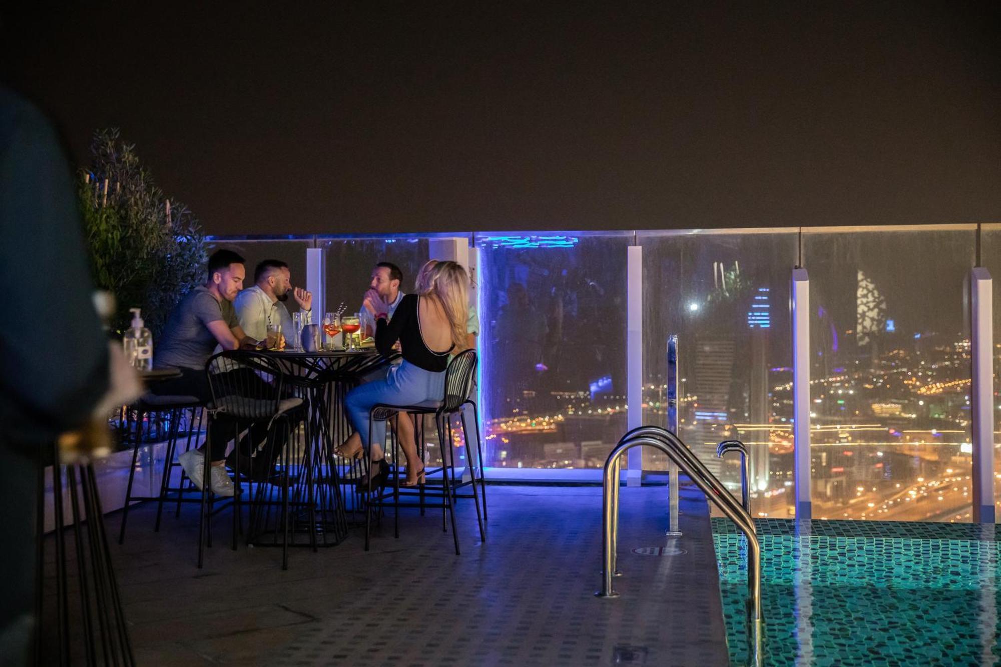 Taj Jumeirah Lakes Towers Hotel Dubai Exterior photo Sky bar