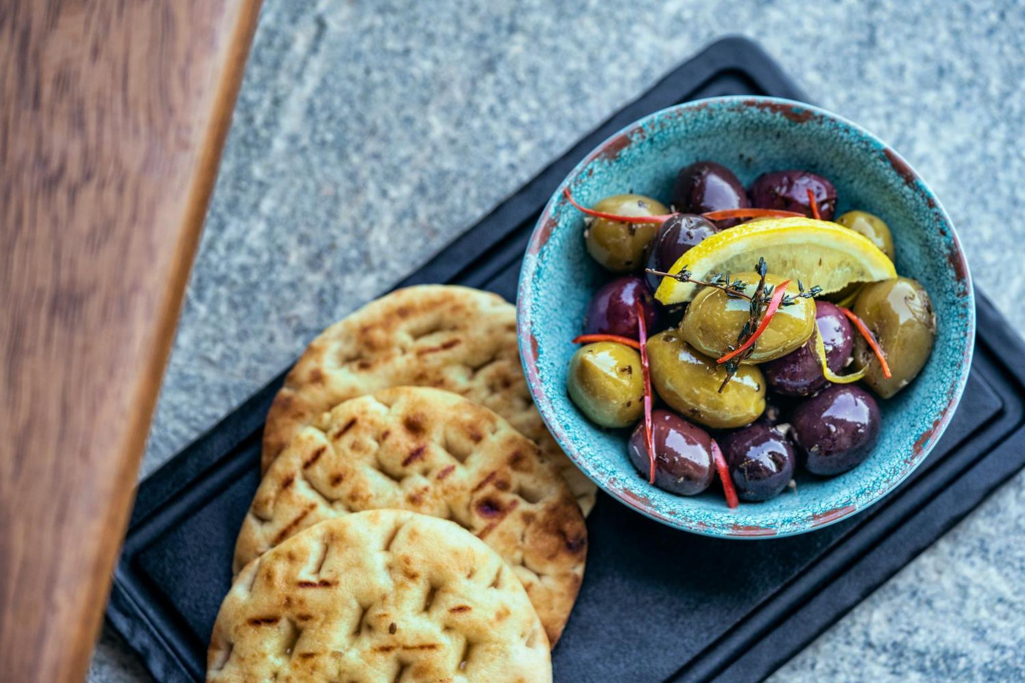 Taj Jumeirah Lakes Towers Hotel Dubai Exterior photo Naan bread with olives