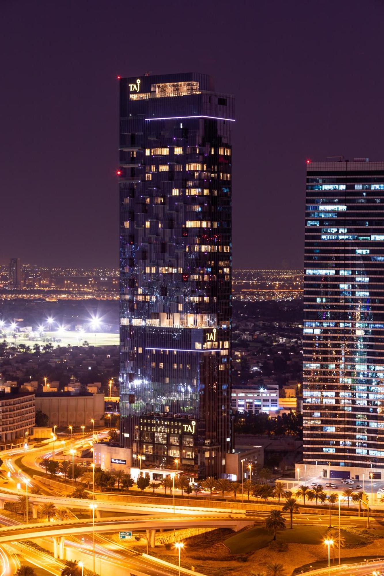 Taj Jumeirah Lakes Towers Hotel Dubai Exterior photo The tower at night