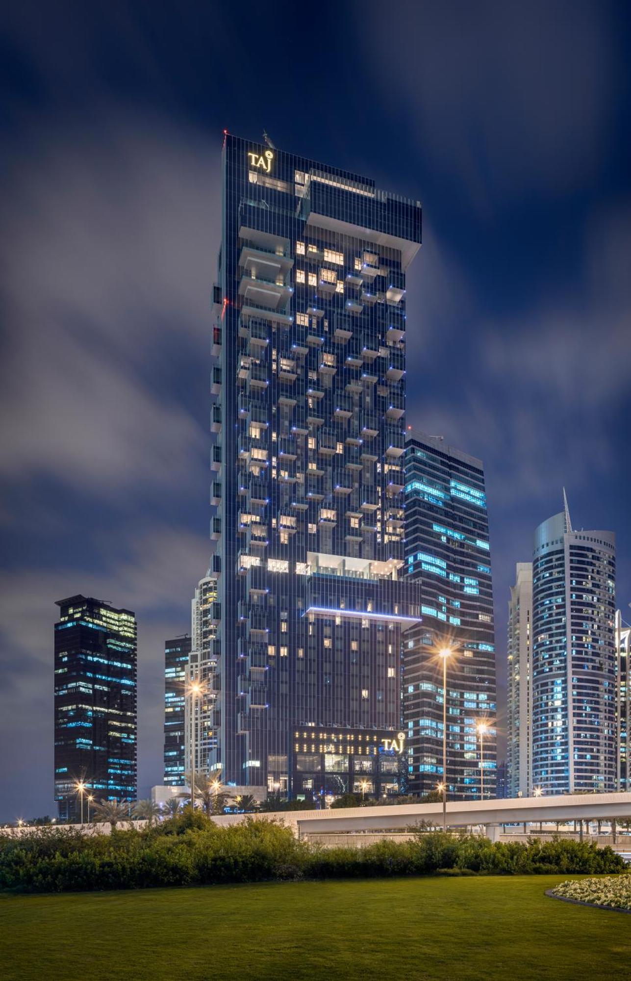 Taj Jumeirah Lakes Towers Hotel Dubai Exterior photo The building at night